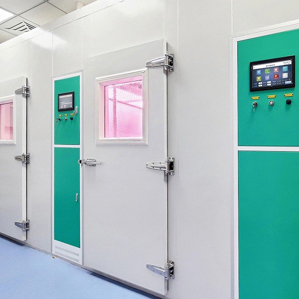 Įeinamosios augalų auginimo kameros (Walk-In Plant Growth Rooms)